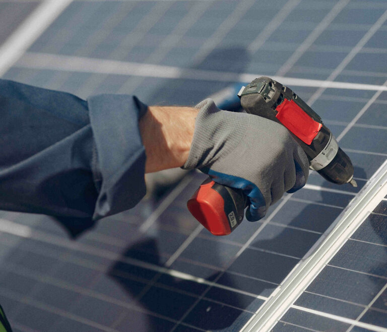 monter zabezpiecza panele fotowoltaiczne