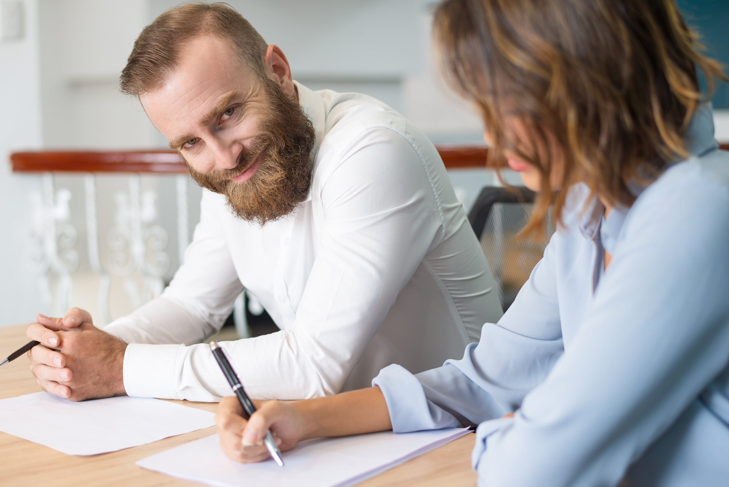 uśmiechnięty mężczyzna z brodą